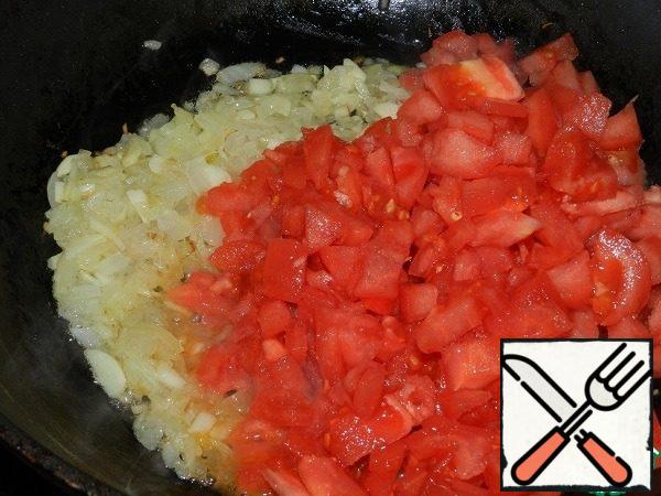 Add tomatoes, fry on medium heat for 5 minutes, stirring.
