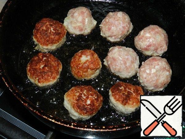 From minced meat to form balls the size of a walnut, fry on both sides.