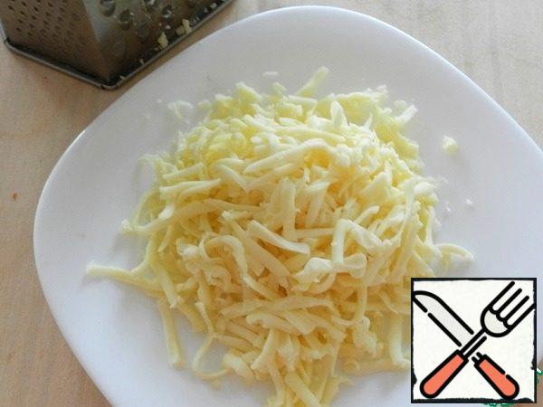Grate the mozzarella on a grater or cut into pieces. Put the finished meatballs on top, put them in the oven for 2 minutes.

