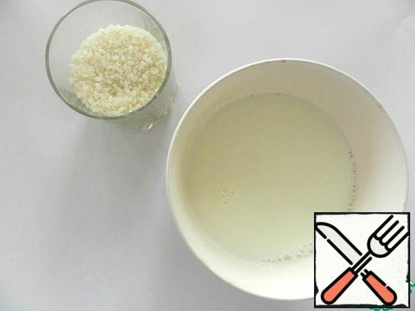 Pour 3/4 cup of rice (120 g) with milk (300 ml), put on a small fire, cook until tender, stirring occasionally with a spoon. You should get a thick rice porridge.

