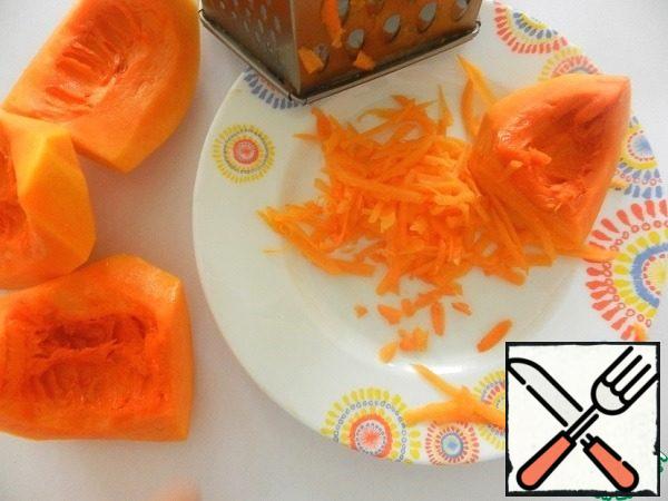 The pumpkin clean of the seeds and peel (250g - weight of purified pumpkin). Grate on a coarse grater.