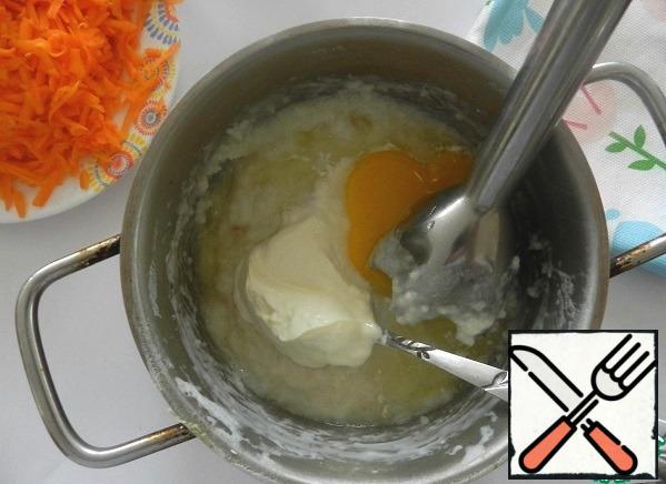 Add sour cream, and adding the eggs one by one, punching our weight immersion blender.