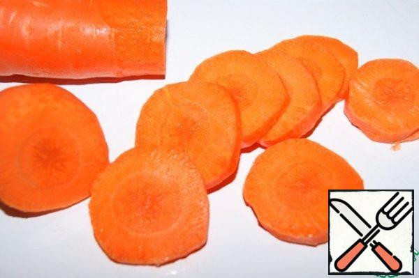 Peel the carrots and cut into washers.