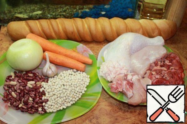 Wash and dry the meat. If necessary, remove the film, veins, bones, skin. Cut all the meat into small pieces. Finely chop the onion (do not chop), grate the carrots on a coarse grater. Garlic is disassembled into cloves and only 1 peel. The baguette is not cut thinly.
