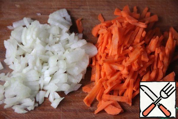 Carrots cut into strips, onions-small cubes and fry vegetables in vegetable oil.
