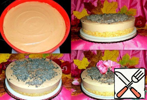 Put the finished filling into a mold on
a cookie base. Then I put it in the freezer. Through
4 hours, the cake mold was taken out of the freezer and
taken out. She put the cake on the stand
and gave it time to melt.
