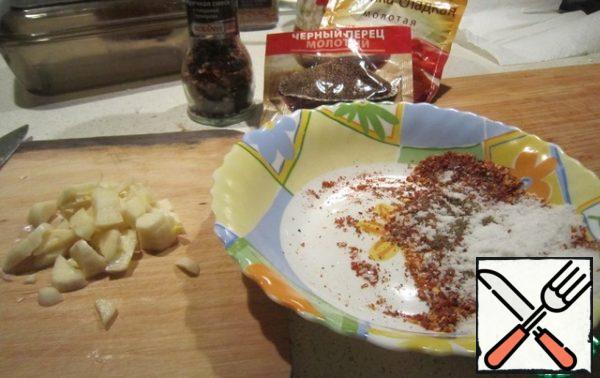 While the fat dries, prepare "rubbing"mix all the ingredients, cut the garlic.