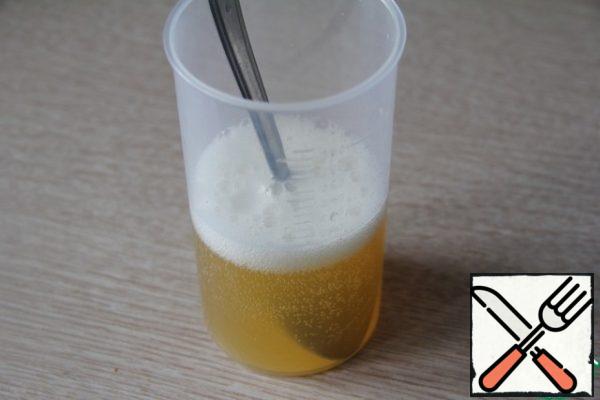 Mix beer, juice and syrup.