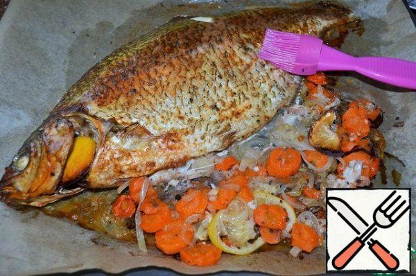 Bake for about 40 minutes, at 190-200 degrees.
In the process of roasting a couple of times to lubricate the fish with the separated juice.
To avoid burning, cover the vegetables with foil.