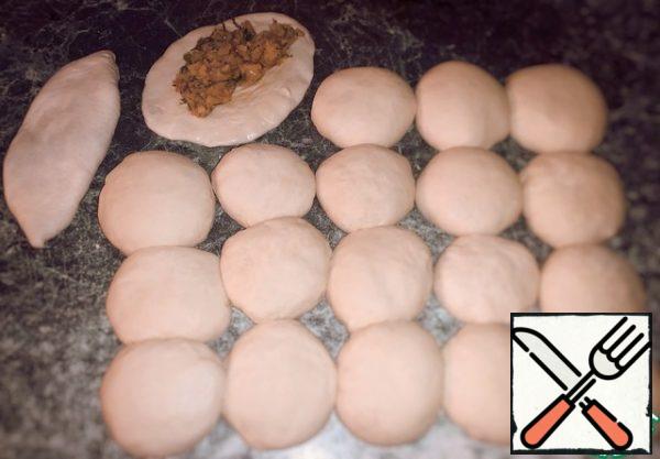 Knead each circle, stuff with stuffing and pinch the edges. Blind the pies, cover and leave for 10-15 minutes.

