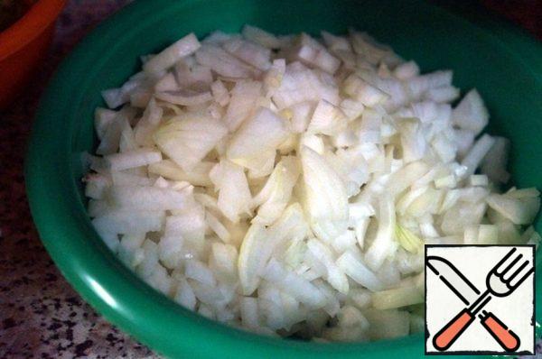 Boil the pasta in salted water to the desired condition - someone likes al dente, someone - until softened.
While the pasta is cooking, let's do the rest of the ingredients. Cut the onion into half rings or quarters.
