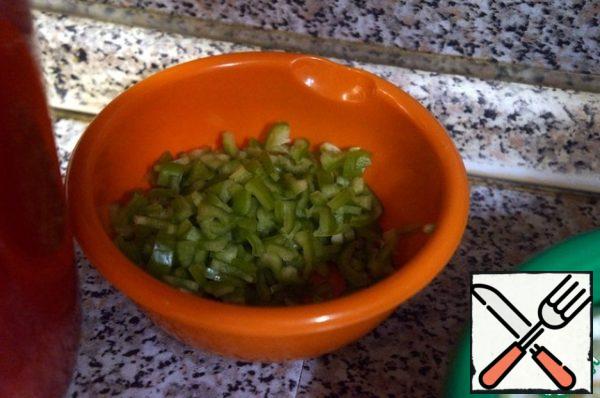 Peel the pepper from the seeds and partitions, cut into half rings.
