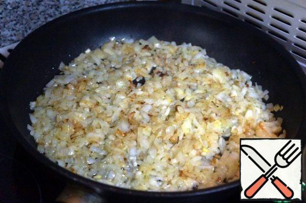 Heat the melted butter in a frying pan, fry the onion until light brown.
