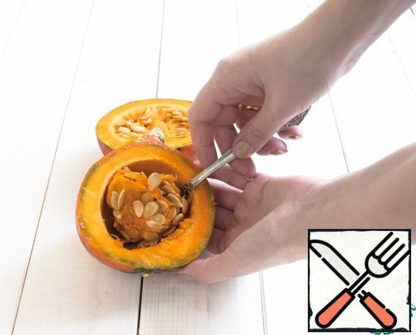 Pumpkin wash, cut, remove the core, peel, I prefer the usual peeler. Divide into slices comfortable to hold in your hand.