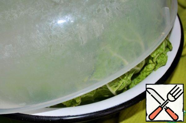 The leaves of the Beijing cabbage, pour boiling water and cover,
10 minutes.