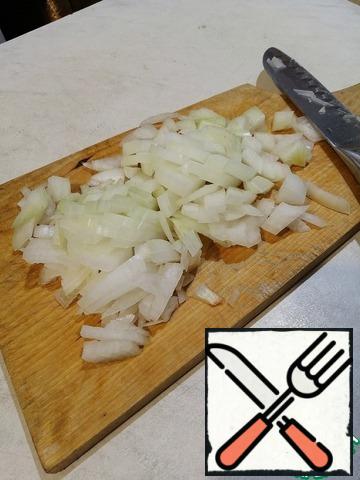 Onions cut and put in the pan to the stuffing, salt and fry it all for 15 minutes.