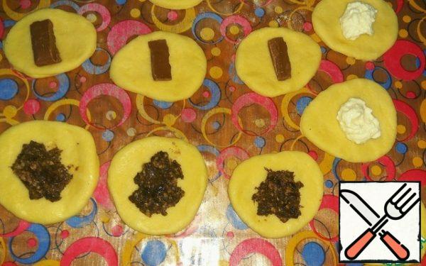 For filling 1: mix cottage cheese with 2 h l of sugar and vanilla to taste.
For filling 2: cut the chocolate into pieces.
For filling 3: chop prunes, honey and nuts in a blender.
Put the filling in the middle of each circle of dough.
