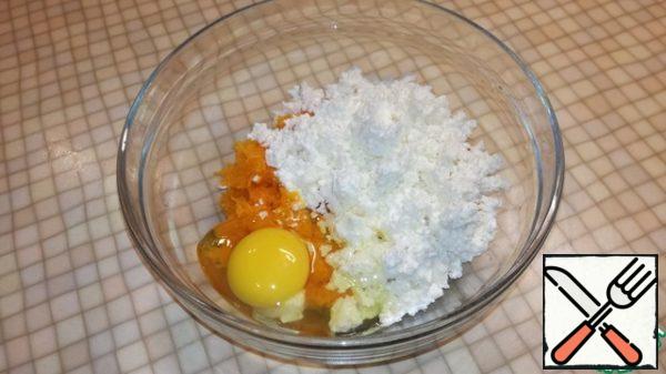 After 20 minutes, squeeze the pumpkin well. Add cottage cheese and egg. Stir.