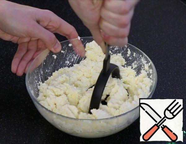 Combine the cottage cheese, salt, sugar, vanilla, egg yolks and using a potato masher grind into a homogeneous mass.
