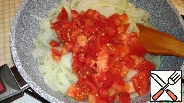 Add the finely chopped garlic and diced tomatoes to the pan. Stir, cover and cook for 3 minutes.