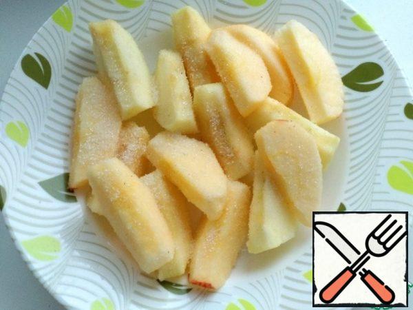 Let's start cooking cheesecake with the filling. To do this, wash the apples and peel and core. Cut into 8 slices. Roll in vanilla sugar.