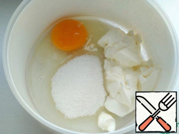 For the dough, mix the egg, sour cream, sugar, salt in a bowl, mix.
