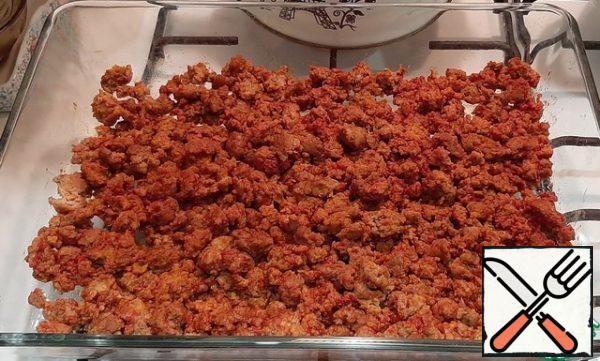 Put the finished minced meat on a baking sheet. This will be 1 (bottom) layer of casserole.
