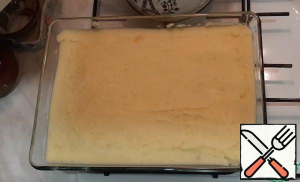 The second layer is spread with mashed potatoes.
