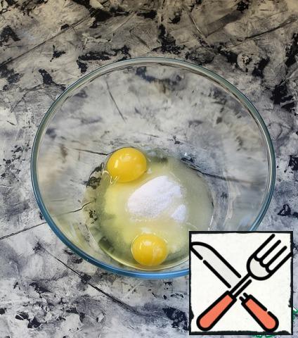 Beat eggs, sugar, vanilla sugar and salt with a mixer until the sugar crystals dissolve.