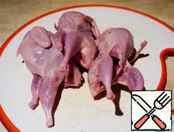 To quail were juicy, they need to be soaked for 15 minutes in 6% salt solution. If we just salt it, the salt will draw out the moisture.