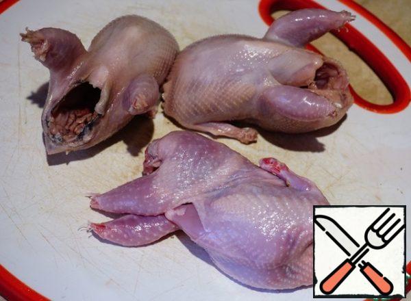 As a result, the quail will acquire such a shape. And the skin becomes thin. In the process of baking it will turn crispy. This is a photo of one not yet processed the bird. You can easily see the difference.
