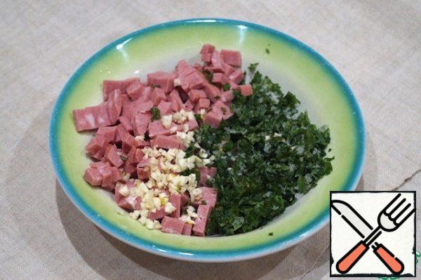 Finely chop the herbs and garlic. Cut the sausage into cubes
