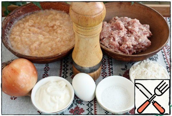 Peel the potatoes, grate them on the smallest grater to the state of mush, add flour, eggs, salt. Add finely chopped onion, sour cream, salt and pepper to the minced meat, mix. If you add mayonnaise, then be careful with salt.
