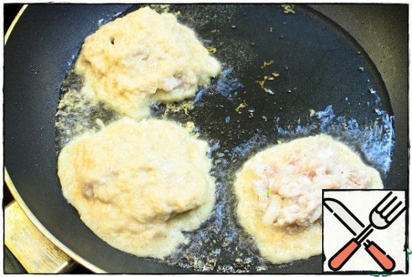 Heat a frying pan well with oil, put a tablespoon of potatoes, put a tablespoon of minced meat on top, level and then put a tablespoon of potatoes again. Fry on both sides until nicely golden brown. The filling has time to fry, it turns out juicy.
