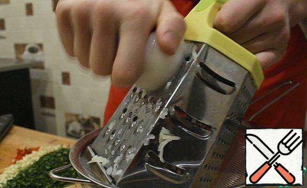 The first thing on a large grater RUB 2 onions to squeeze them through a sieve, remove the onion juice.