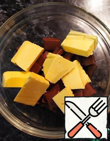 In the microwave or in a water bath, melt the butter and chocolate cut into small pieces.