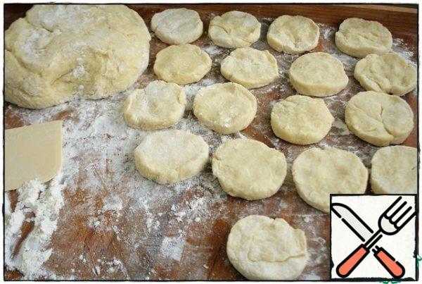 Dust the surface with flour, give the dough the shape of a sausage, cut into circles 1 cm thick and give the circles any shape.