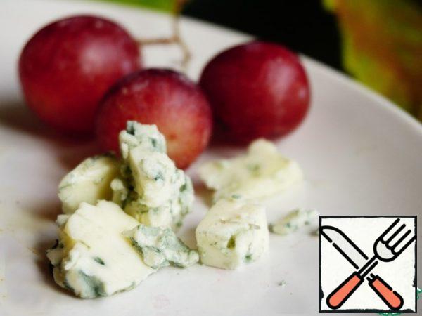 Prepare the filling. Recently, just a fan of the combination of pink grapes and cheese with mold. I tried quail. At first, just mixed in the filling halves of grapes, cheese and spices, but the taste of cheese was lost in the taste of thyme.