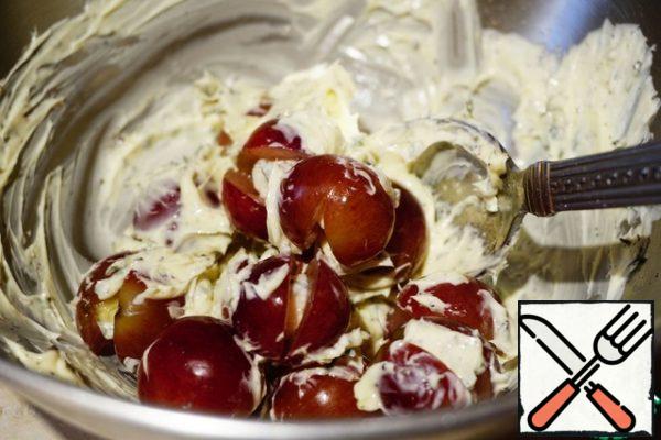 Mix the butter with the stuffed grapes.
