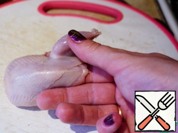 We prick each quail from the inside with a fork so that it is better soaked with spices during cooking. Just do it very carefully so as not to damage the skin.
Lightly kiss the quail from the inside of the breast. Since we will bake the bird on the back, we will salt the bottom part with butter salt.
