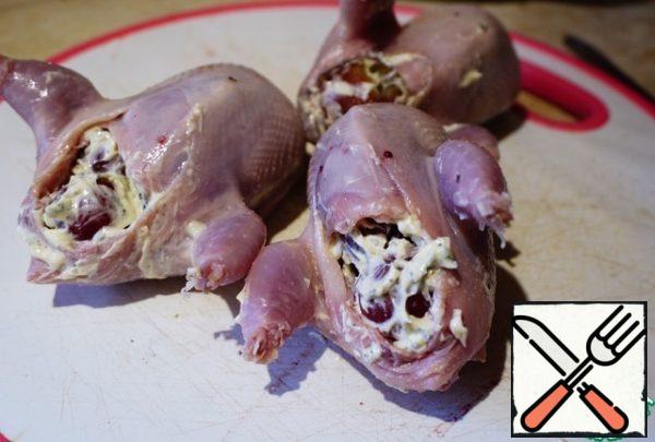 Fill the quail with grapes and oil. Sufficiently dense.