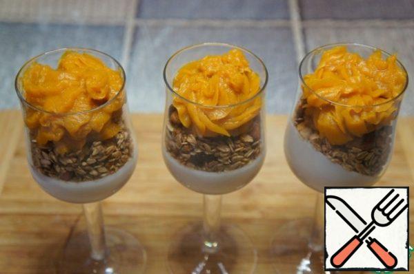Pour the jelly into glasses and put in the refrigerator until completely solidified. Then jelly spread granola on top of granules of pumpkin puree.