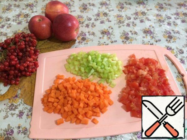 Meanwhile, cut carrots, tomatoes, and bell peppers into small cubes.
