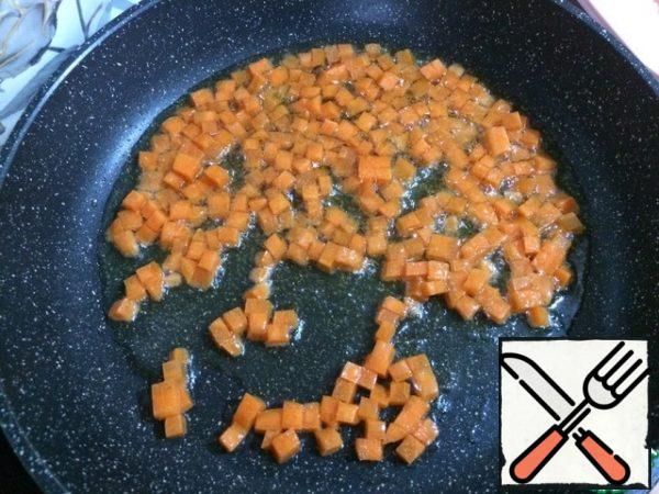 Heat a frying pan with vegetable oil and first fry the carrots for about a minute.