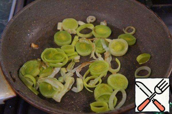 Fry the leeks lightly in olive oil.

