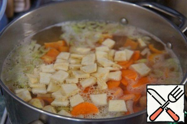 When the beans are almost cooked, add the celery and sweet bell pepper. Bring to boil. Add the carrots and cook for 5-7 minutes.