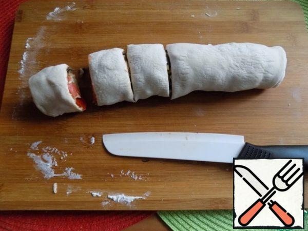 Twist the roll tightly and cut it into 6 equal parts, visually dividing it.
