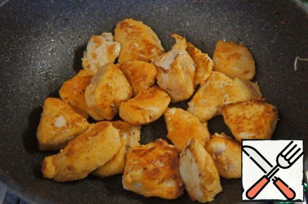 Fry the chicken until Golden brown in vegetable oil.