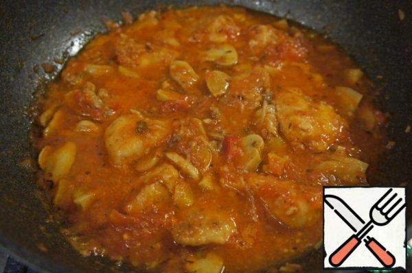 Simmer on low heat under a lid for 20 minutes. Then remove the thyme.

