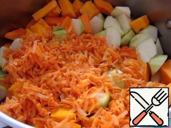 Carrots and onions are cleaned, then we cut onions, and carrots for soups, personally, I always grate on a coarse grater, because it takes a long time to cook. And to enhance the taste, cut 1-2 tomatoes into the soup. Put all the vegetables in a saucepan of a suitable volume, pour cold water and bring to a boil over high heat. Then reduce the heat to a low boil, cover the pan with a lid and cook. Personally, it took me 2 liters of water, because I poured vegetables so that they protruded a little. In the photo, vegetables without water.
